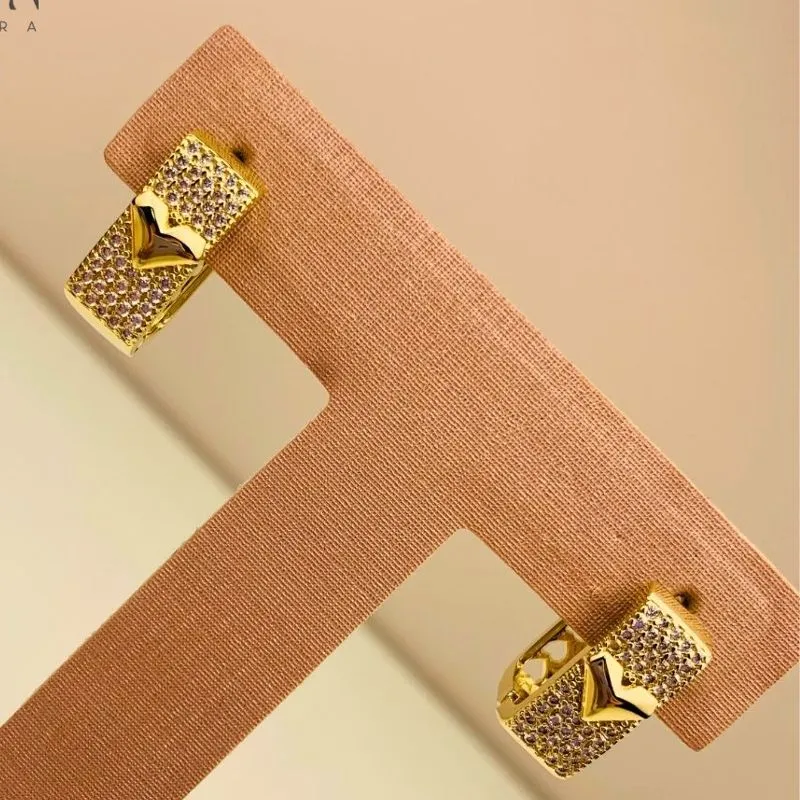 BRINCO ARGOLA CLICK 5 FILEIRAS MICROZIRCONAS C/ CORAÇÃO LISO NO MEIO - 17X7MM - Dourado