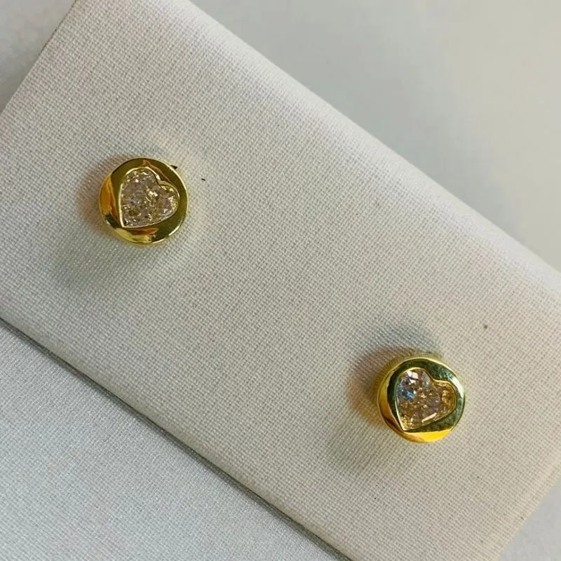 BRINCO BOTÃO C/ ZIRCONIA CORAÇÃO NO CENTRO - 7MM - Dourado