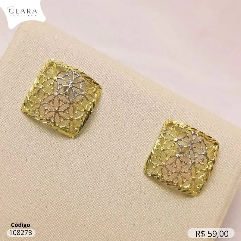 BRINCO QUADRADO FLORES VAZADAS C/ BORDA DIAMANTADA 15MM - LINHA 3 OUROS - Dourado