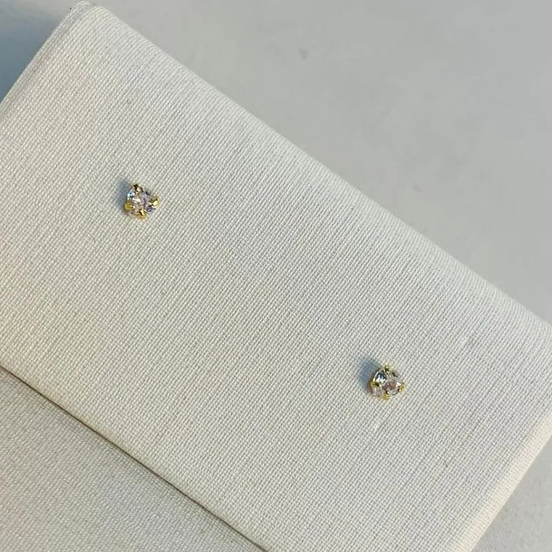 BRINCO SOLITARIO ZIRCONIA CORAÇÃO 3MM 4 GARRAS CAIXA COROA BAIXA - Dourado